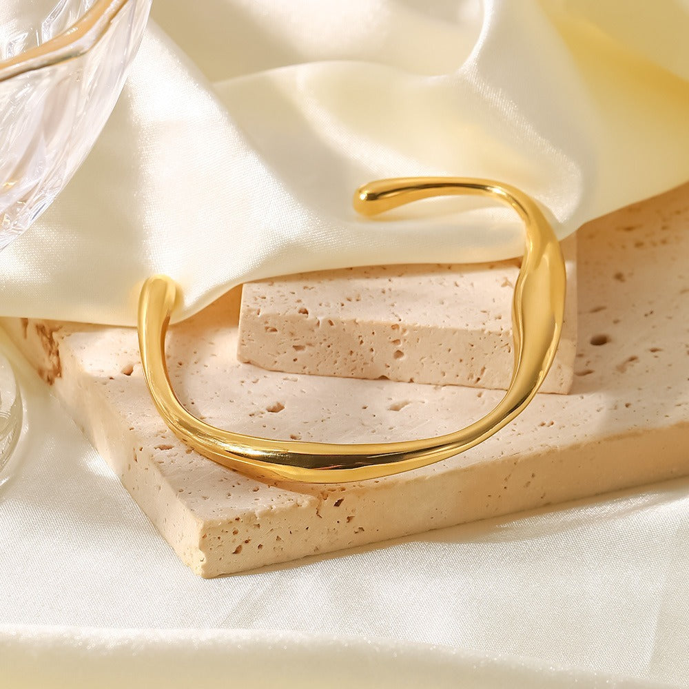 Gayle – Elegant Möbius Bracelet
