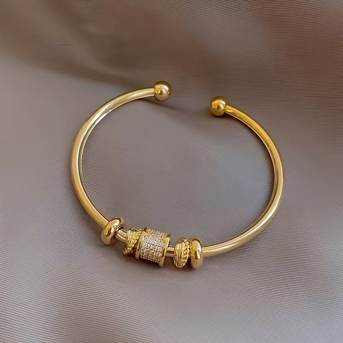 Amalia – Adjustable bracelet with golden charms