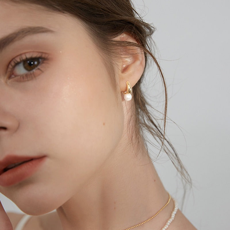 Maelle – Gold earrings with a single pearl