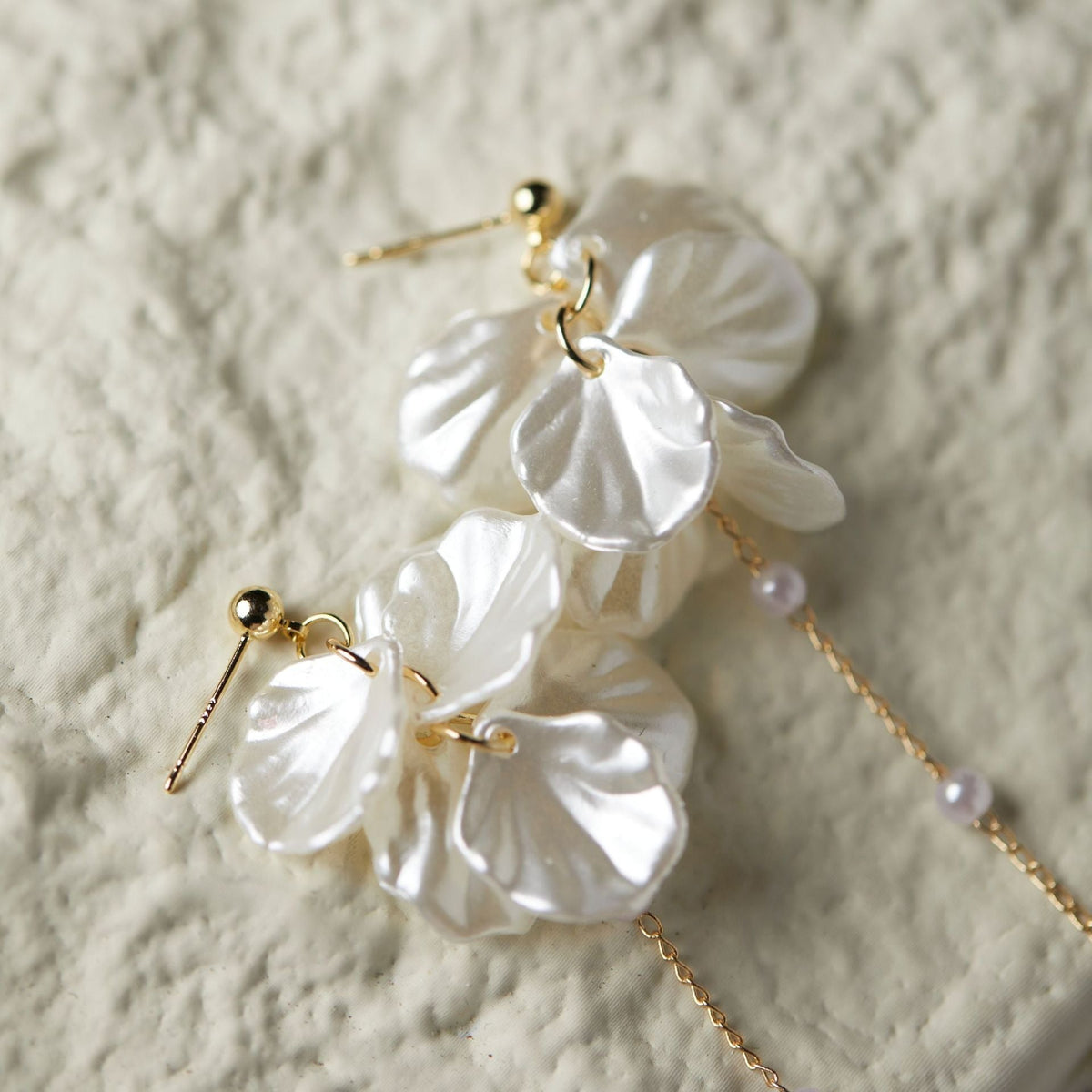Rhia – Earrings of fairy flower petals with pearl and tassels
