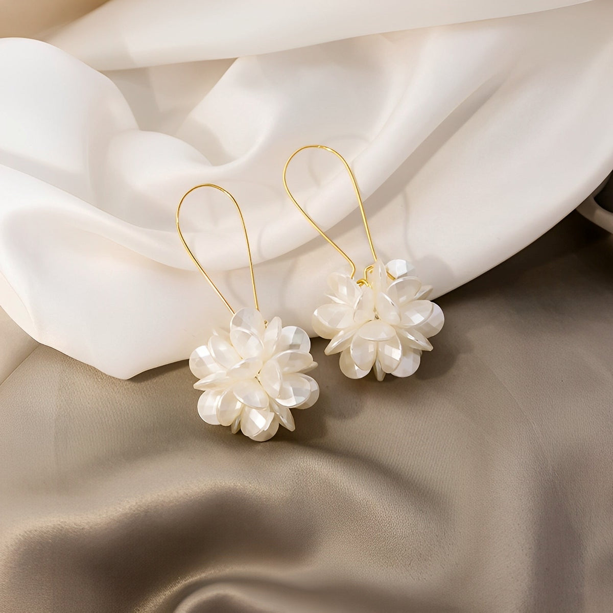 Florina – Earrings of white flowers with natural charm
