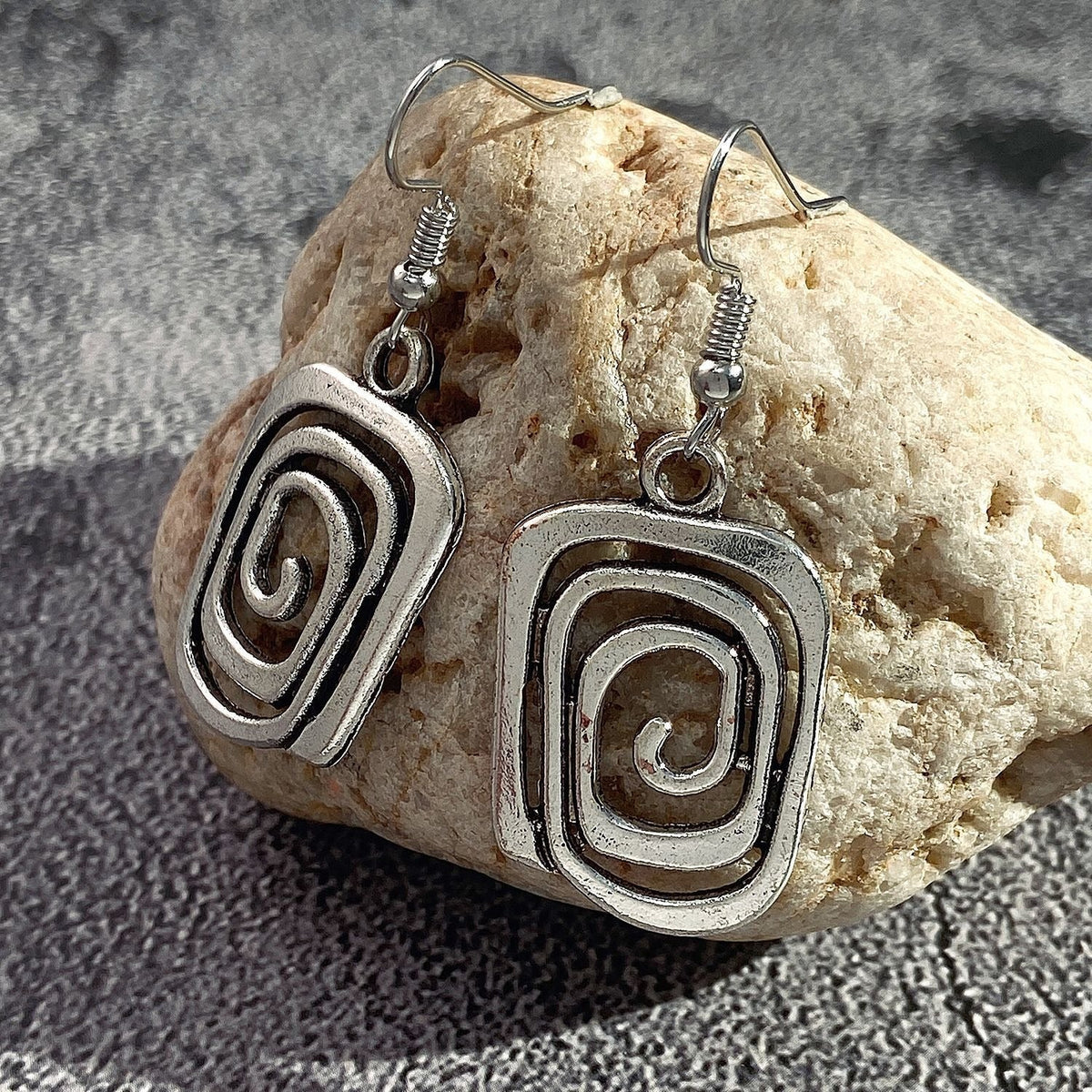 Eva – Retro Spiral Earrings in Silver