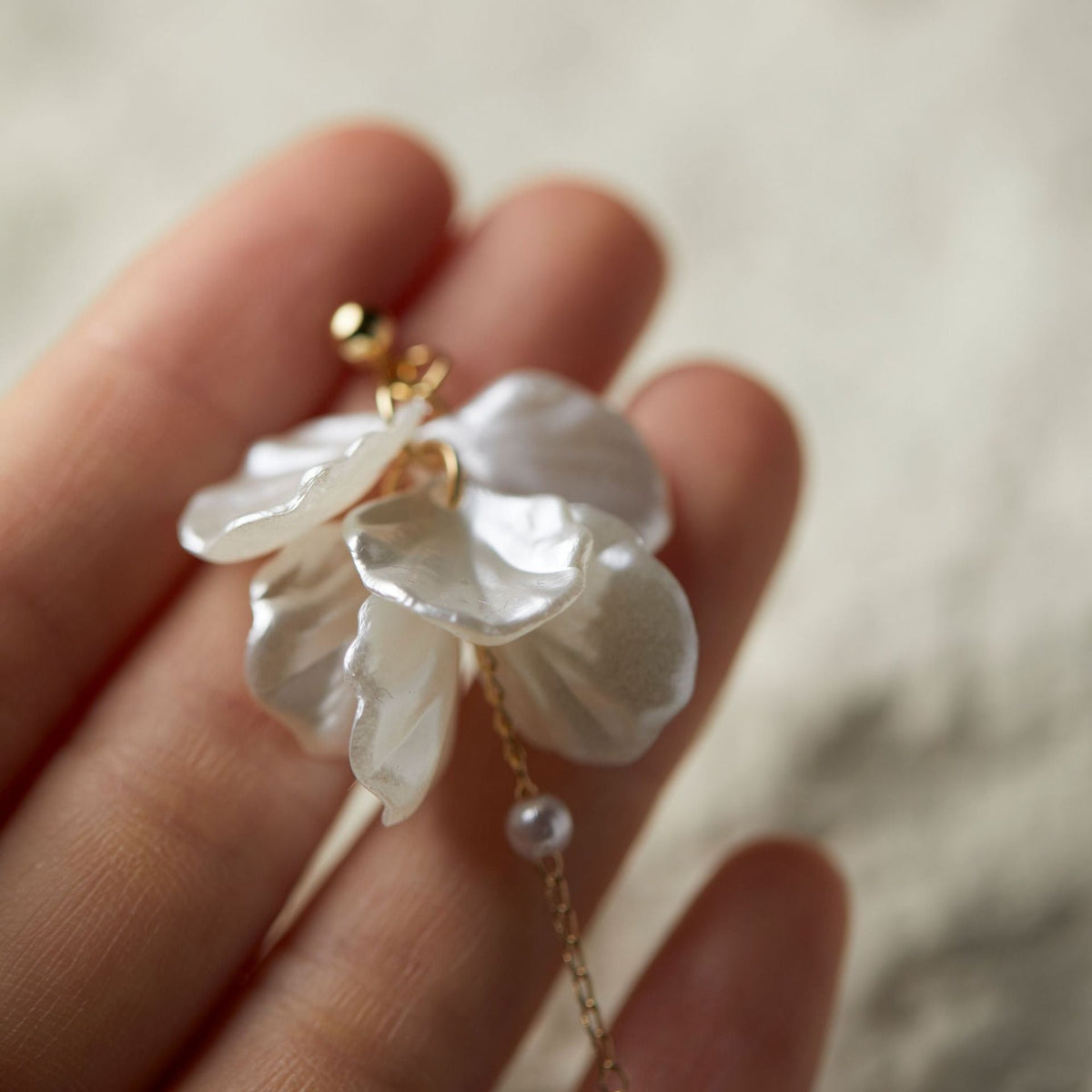 Rhia – Earrings of fairy flower petals with pearl and tassels