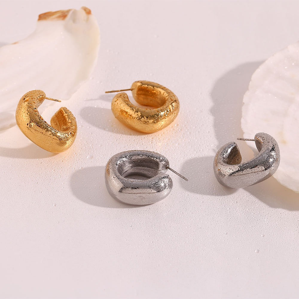 Amandine – Thick hoops of modern design