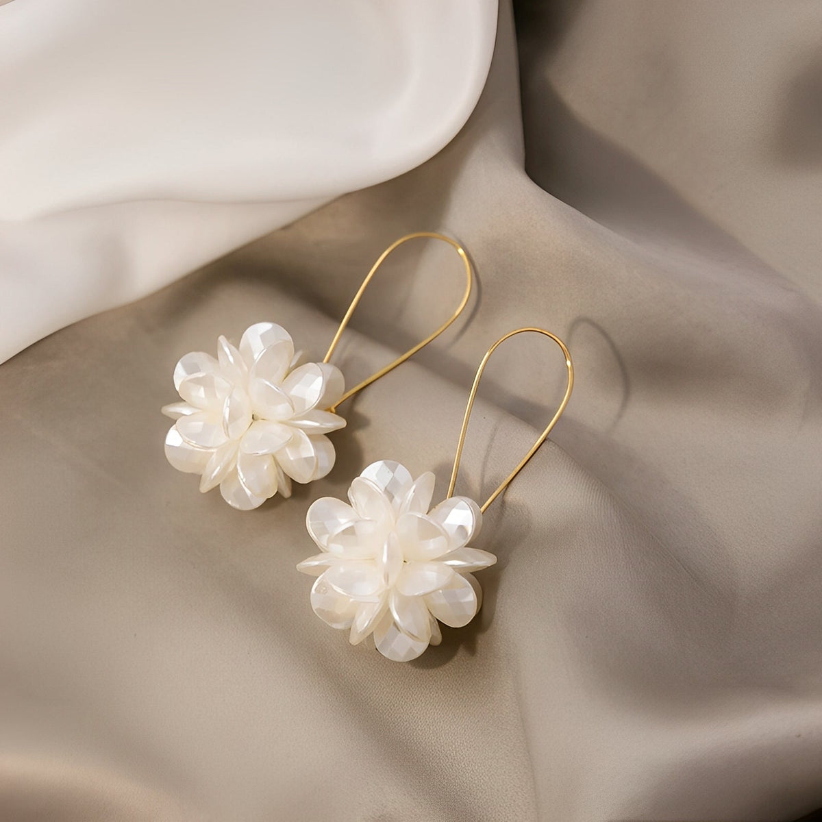 Florina – Earrings of white flowers with natural charm