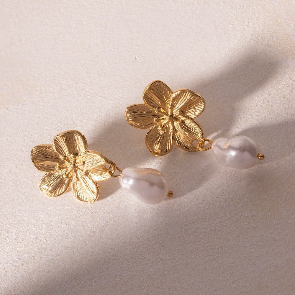 Ember – Earrings floral creation with golden pearls