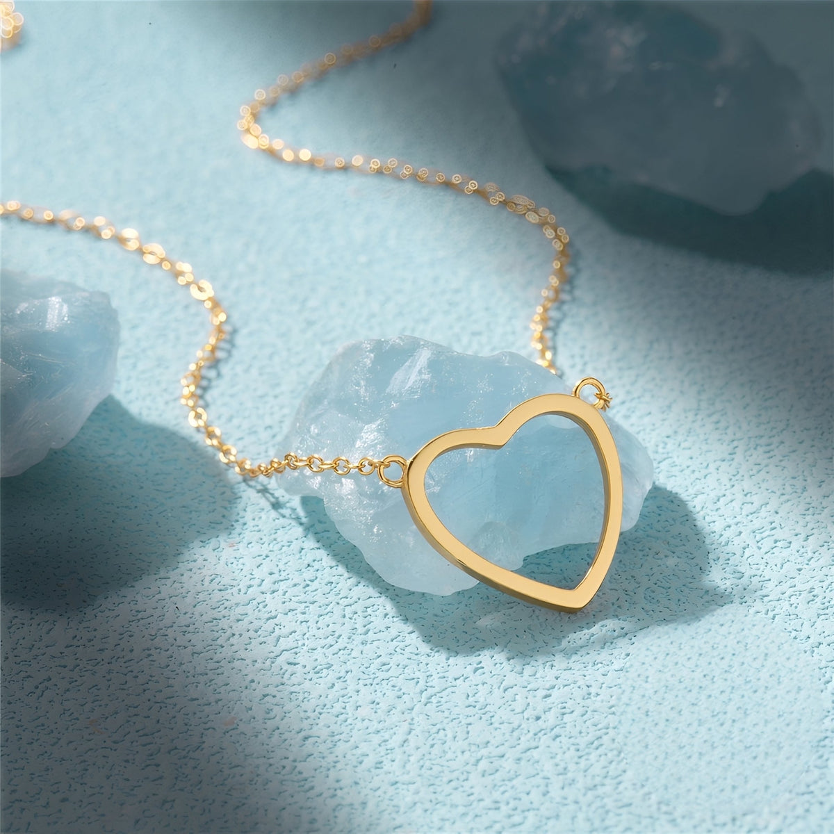 Mika – Delicate golden heart-shaped pendant chain