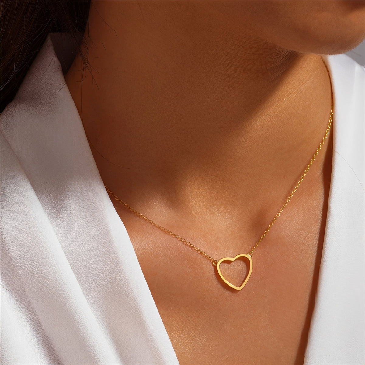 Mika – Delicate golden heart-shaped pendant chain