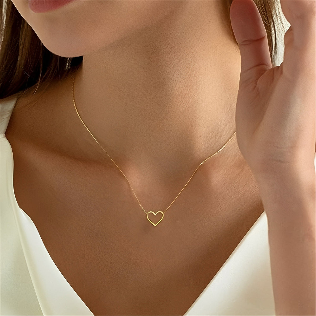 Mika – Delicate golden heart-shaped pendant chain