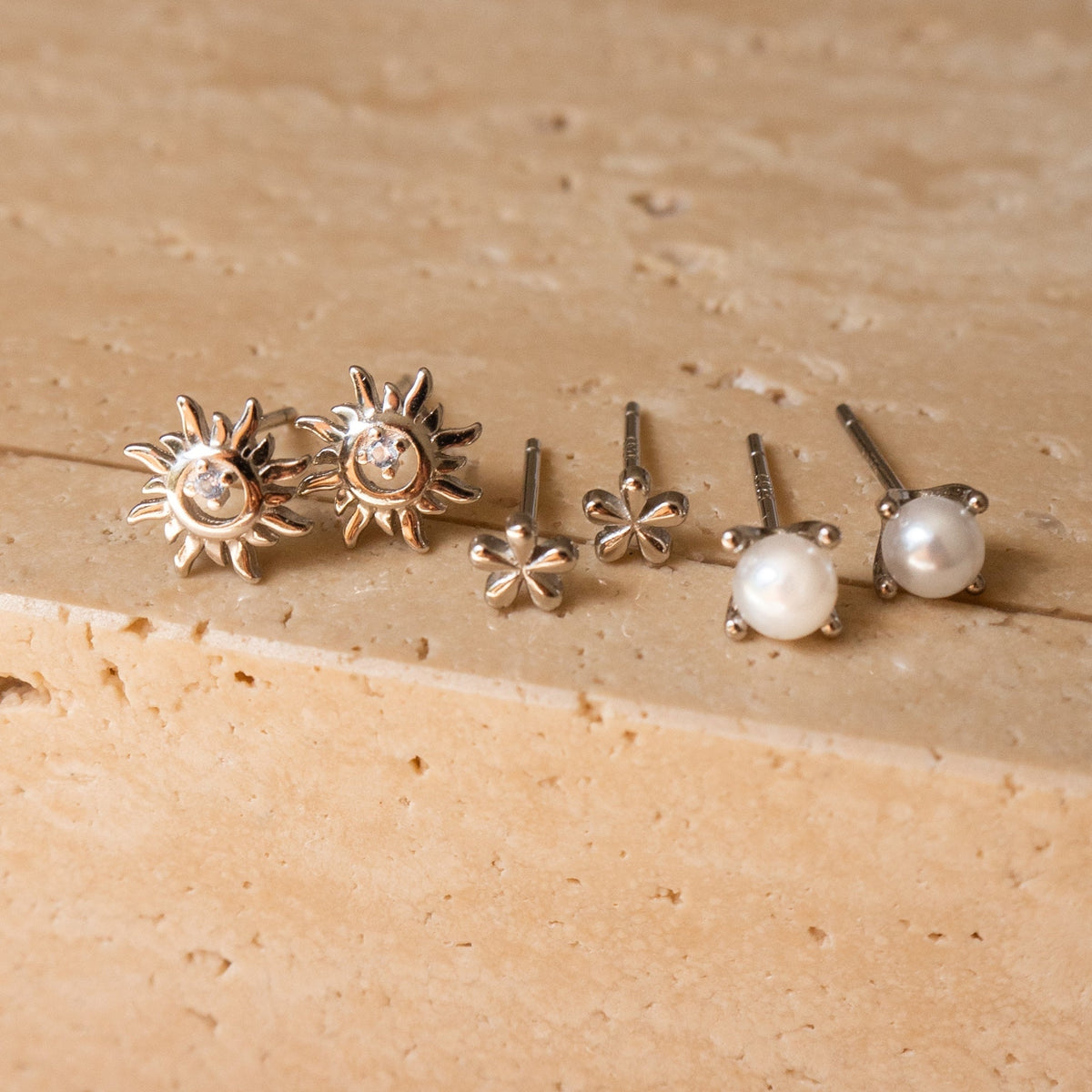 Mini flower earrings in sterling silver