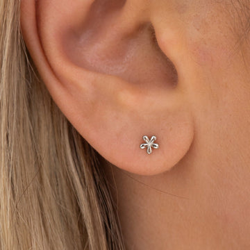 Mini flower earrings in sterling silver
