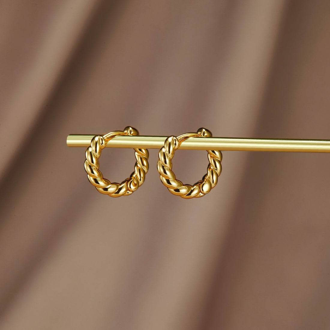 Orhyl – Twisted golden earrings
