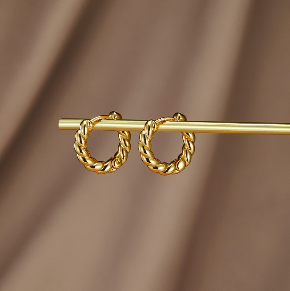 Orhyl – Twisted golden earrings