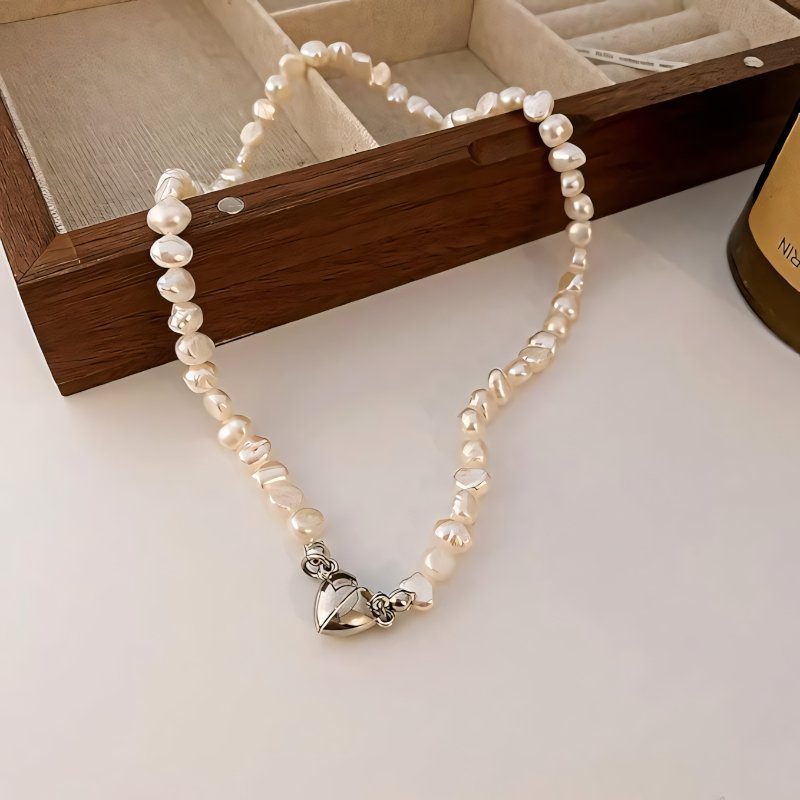 Alix – Short Pearl Collar Love Magnet