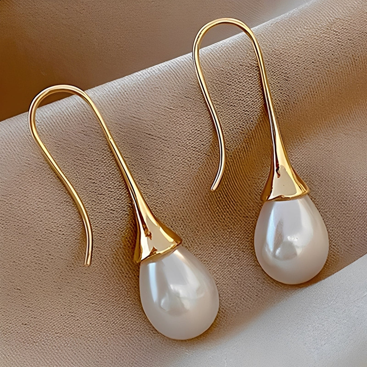 Helena – Classic Pearl Earrings