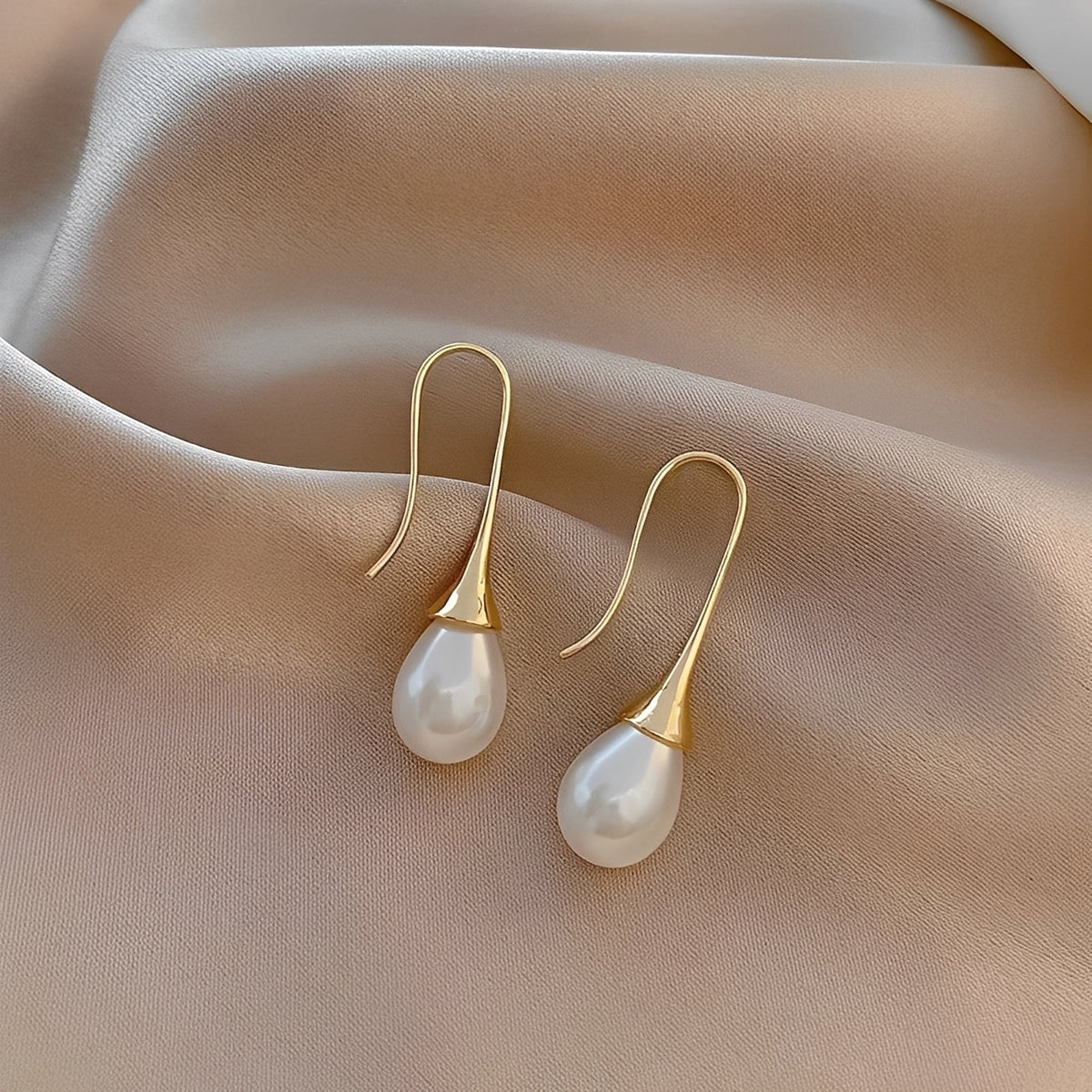 Helena – Classic Pearl Earrings