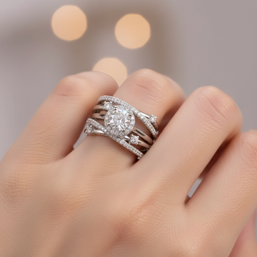 Ivanna – Intertwined ring with shiny details