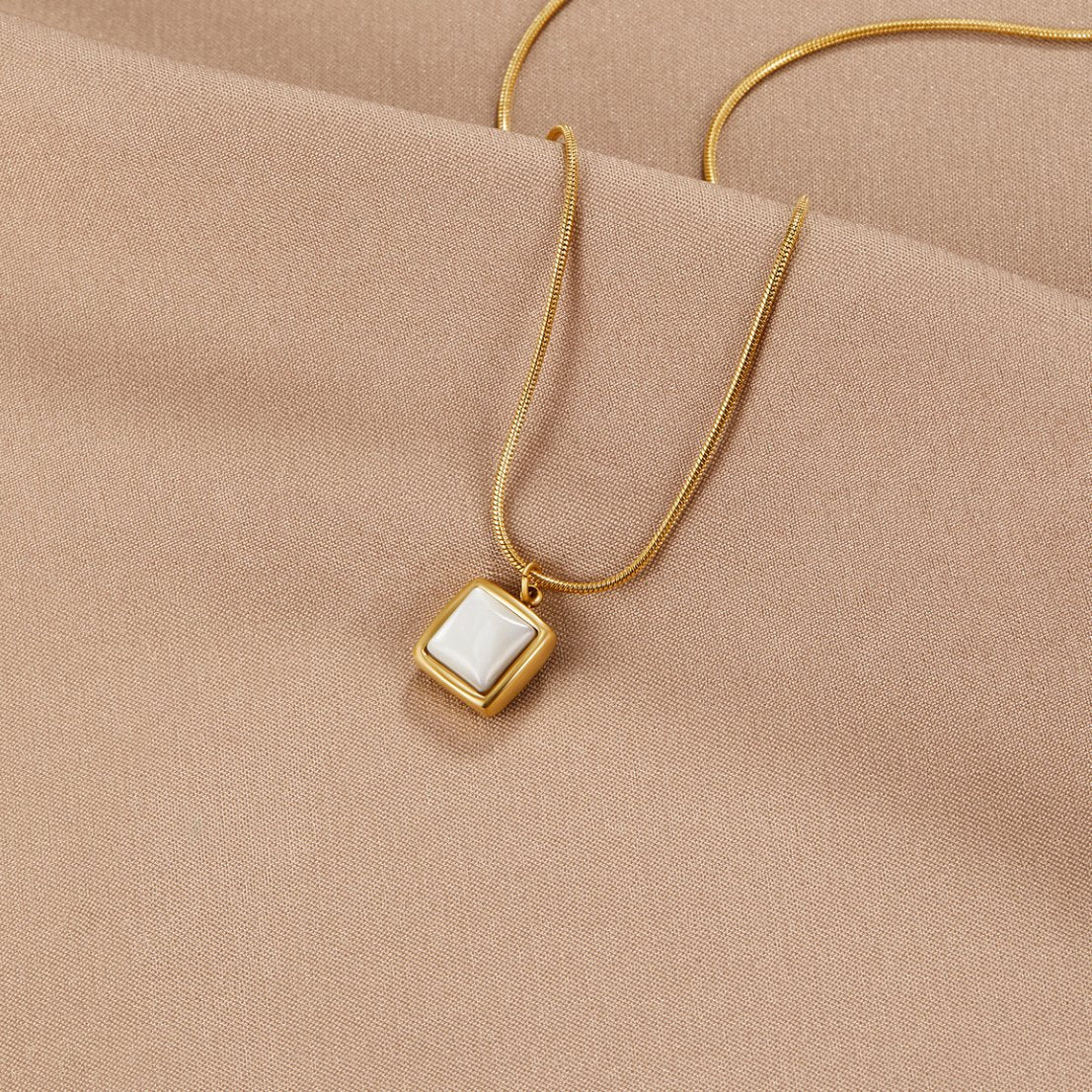Riva - Necklace with moonstone pendant