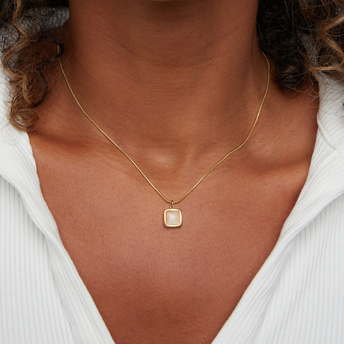 Riva - Necklace with moonstone pendant