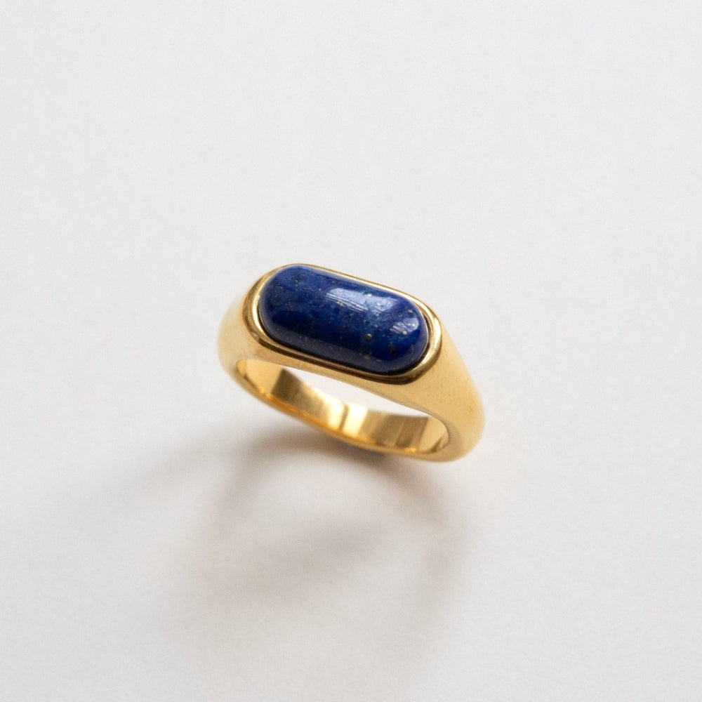 Aria - Smooth gold ring with blue stone