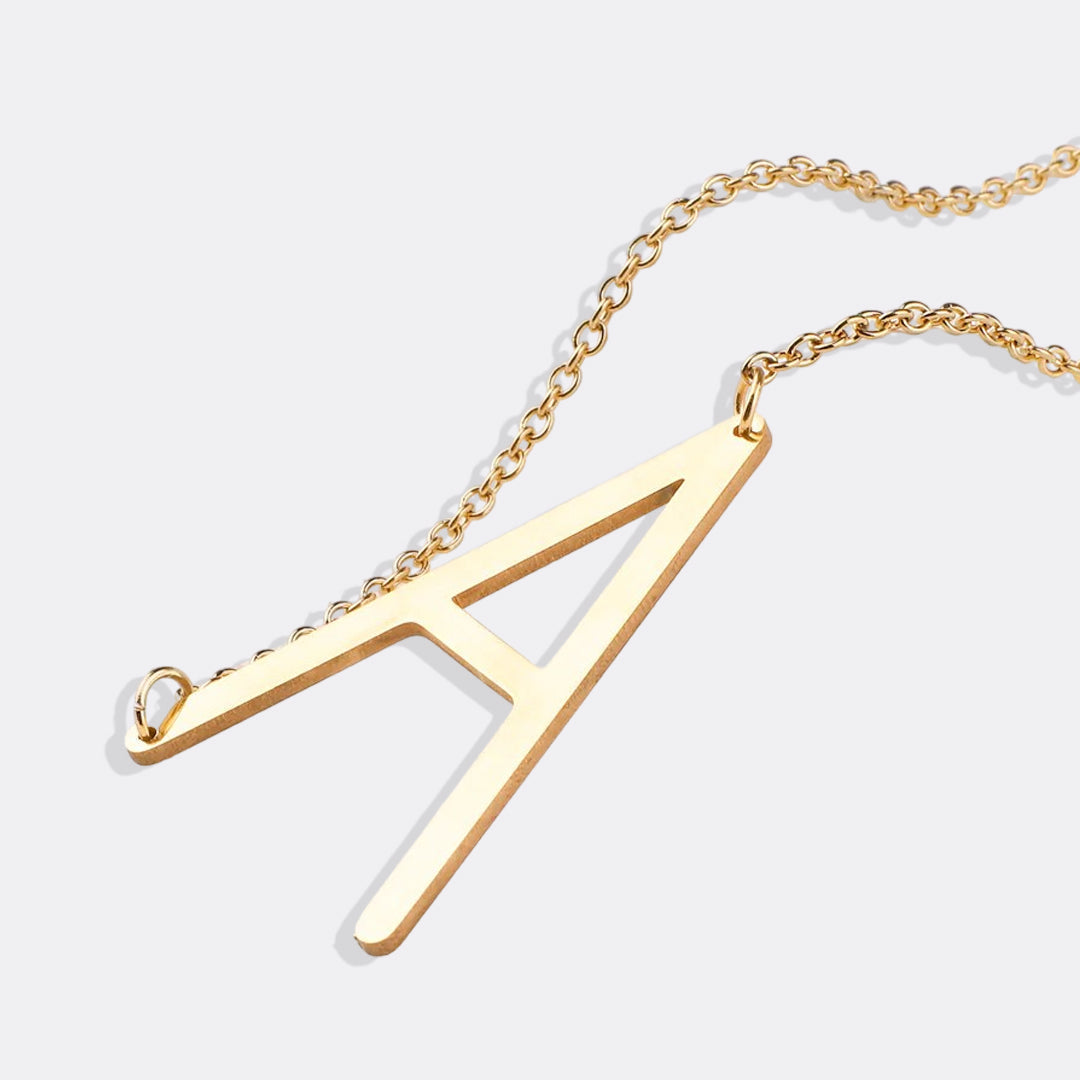 Inez – Necklace with declarative initial
