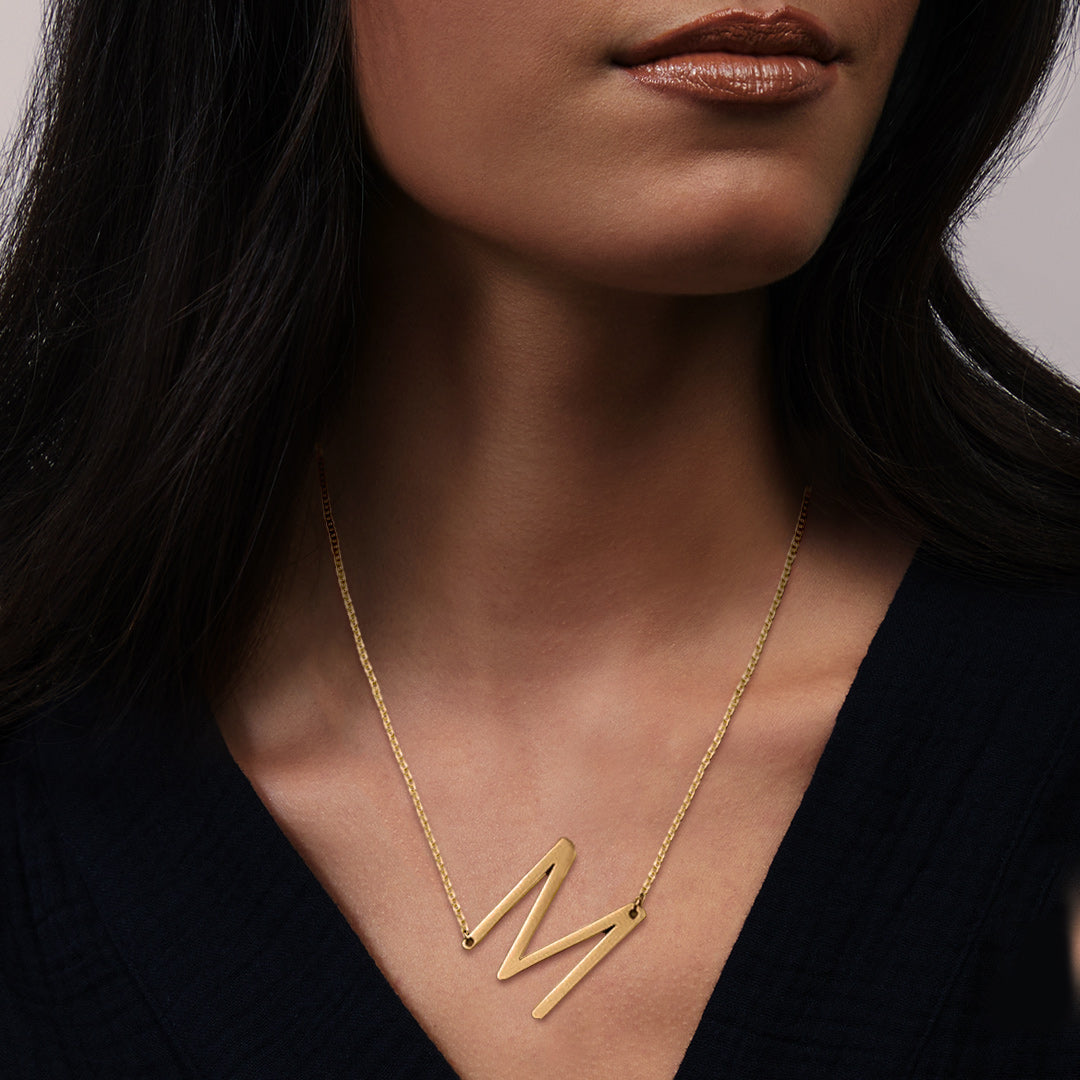 Inez – Necklace with declarative initial