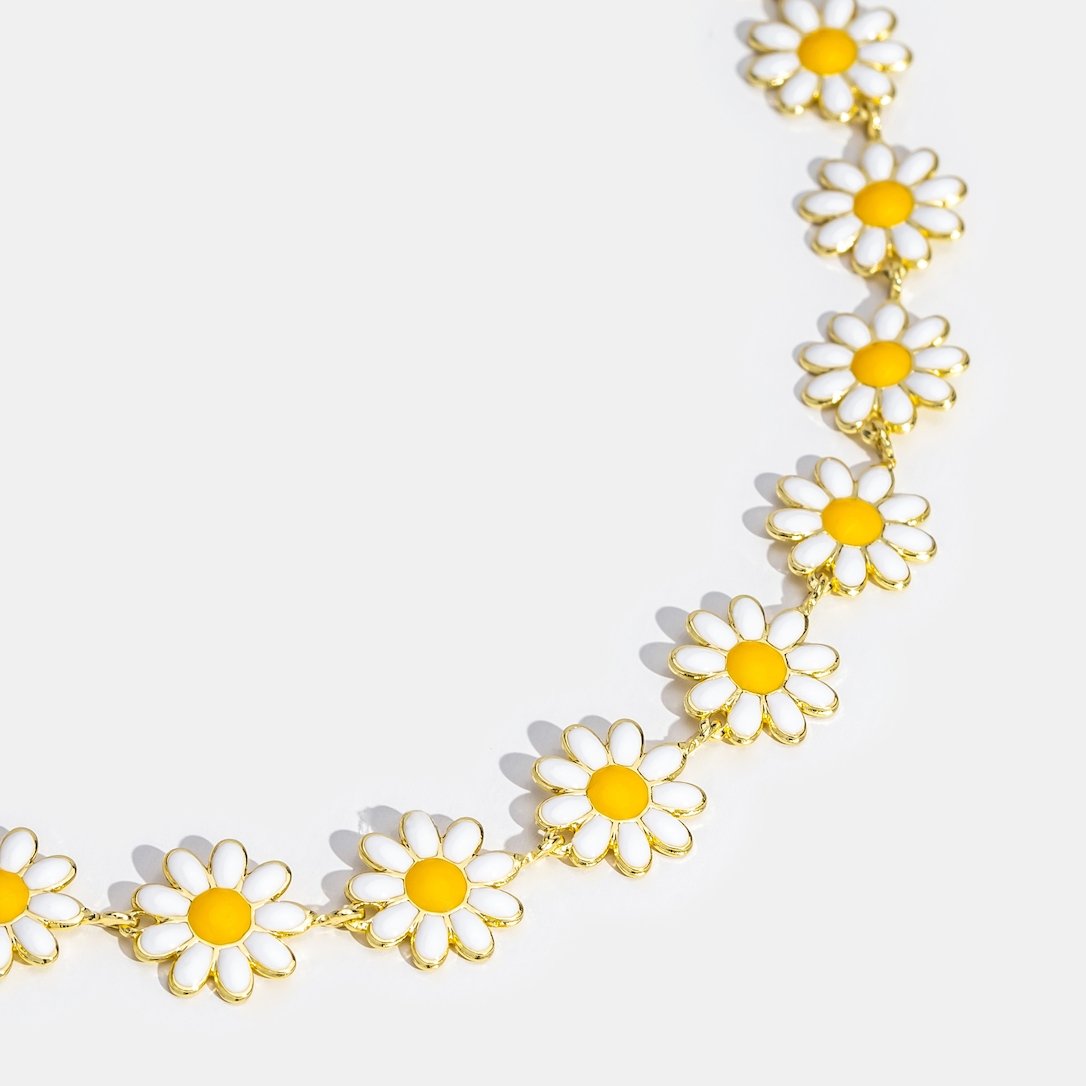 Lilith - Collar of White Daisies