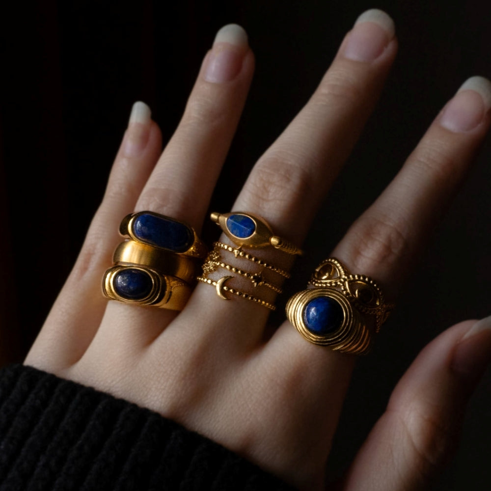 Aria - Smooth gold ring with blue stone